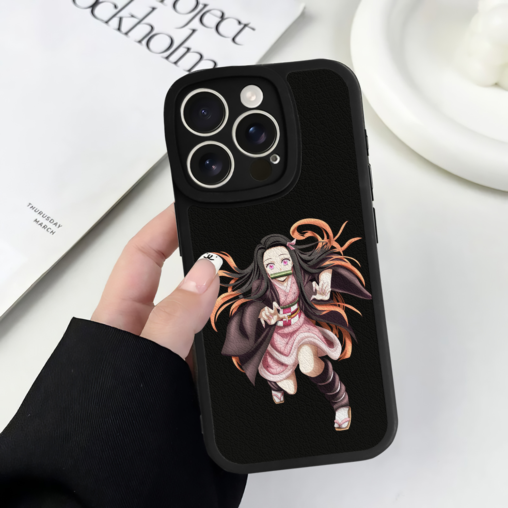 （画像用） 鬼滅の刃（きめつのやいば）竈門 禰󠄀豆子／かまど ねずこ Kamado Nezuko 【iPhone 16シリーズ対応】シリコンスマホケース（レザー調） 材質：シリコン